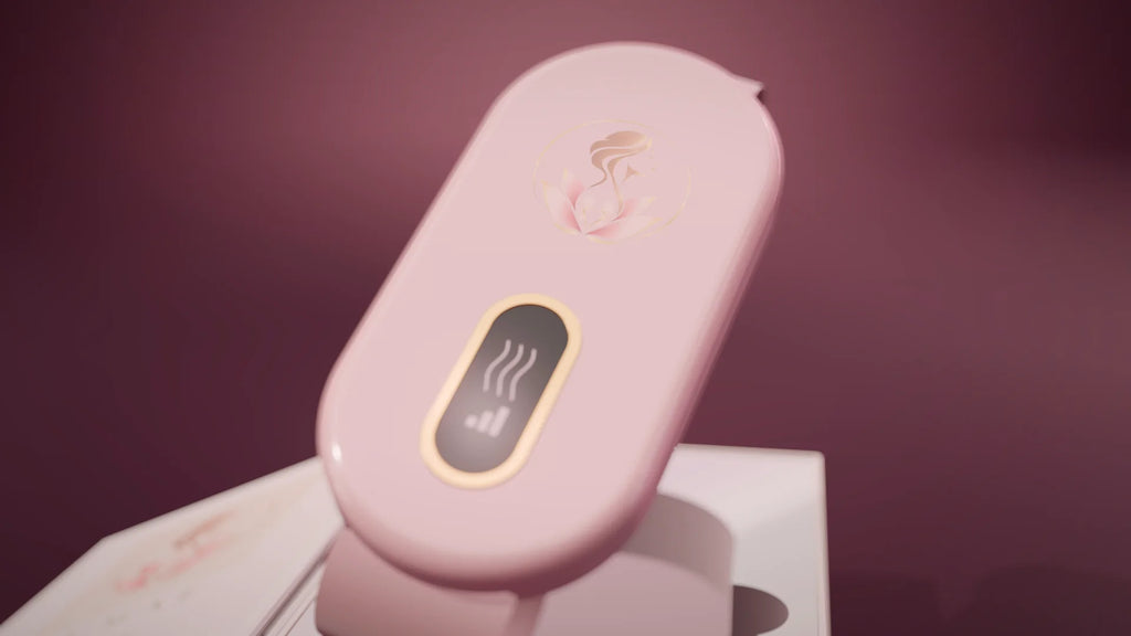 La ceinture chauffante Lumae rose poudré, son écran allumé, au-dessus de son coffret.