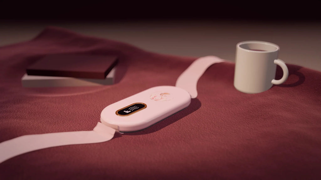 Un moment Lumae : un plaid, une tasse de thé et la ceinture rose poudré.